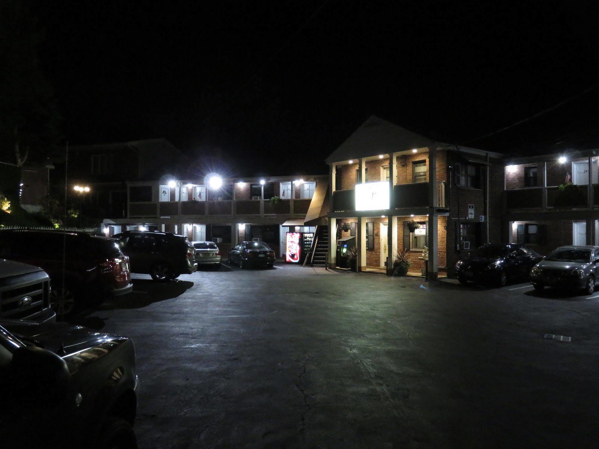 Central Motel Courtyard White Plains Esterno foto